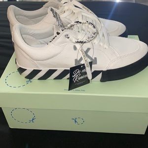 Brand New (never worn) Off-White Low Vulcanized Canvas Black/White
